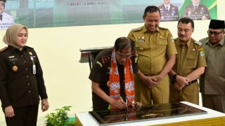 Kepala Kejaksaan Tinggi Jawa Barat, Hermon Dekristo Bersama Wali Kota Bekasi, Tri Adhianto Saat Meresmikan Gedung Serbaguna Mandala Adhyaksa