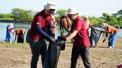 Aksi Bersih Pantai Akkarena, GMTD Kumpulkan 306 Kg Sampah